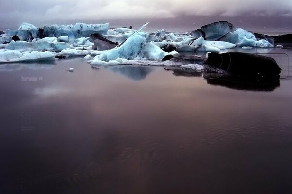 Грязный Лёд в воде