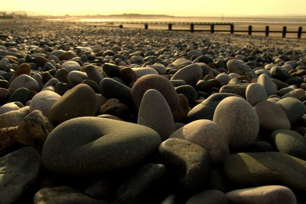 Steine in der Nähe von Sand. Brücke über die sandige Einöde