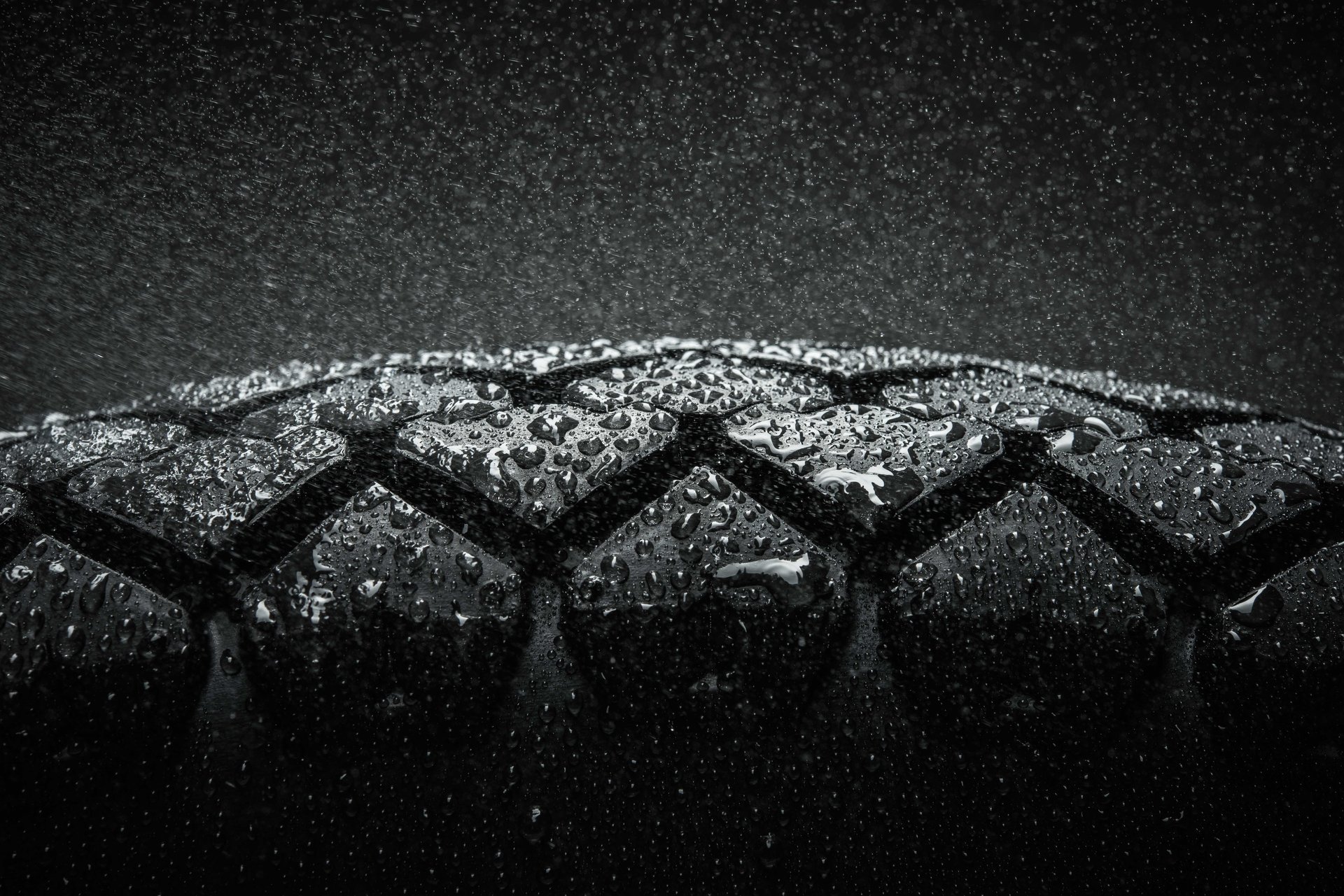 tyres bus wheel rain drops water blur bokeh close up wallpaper