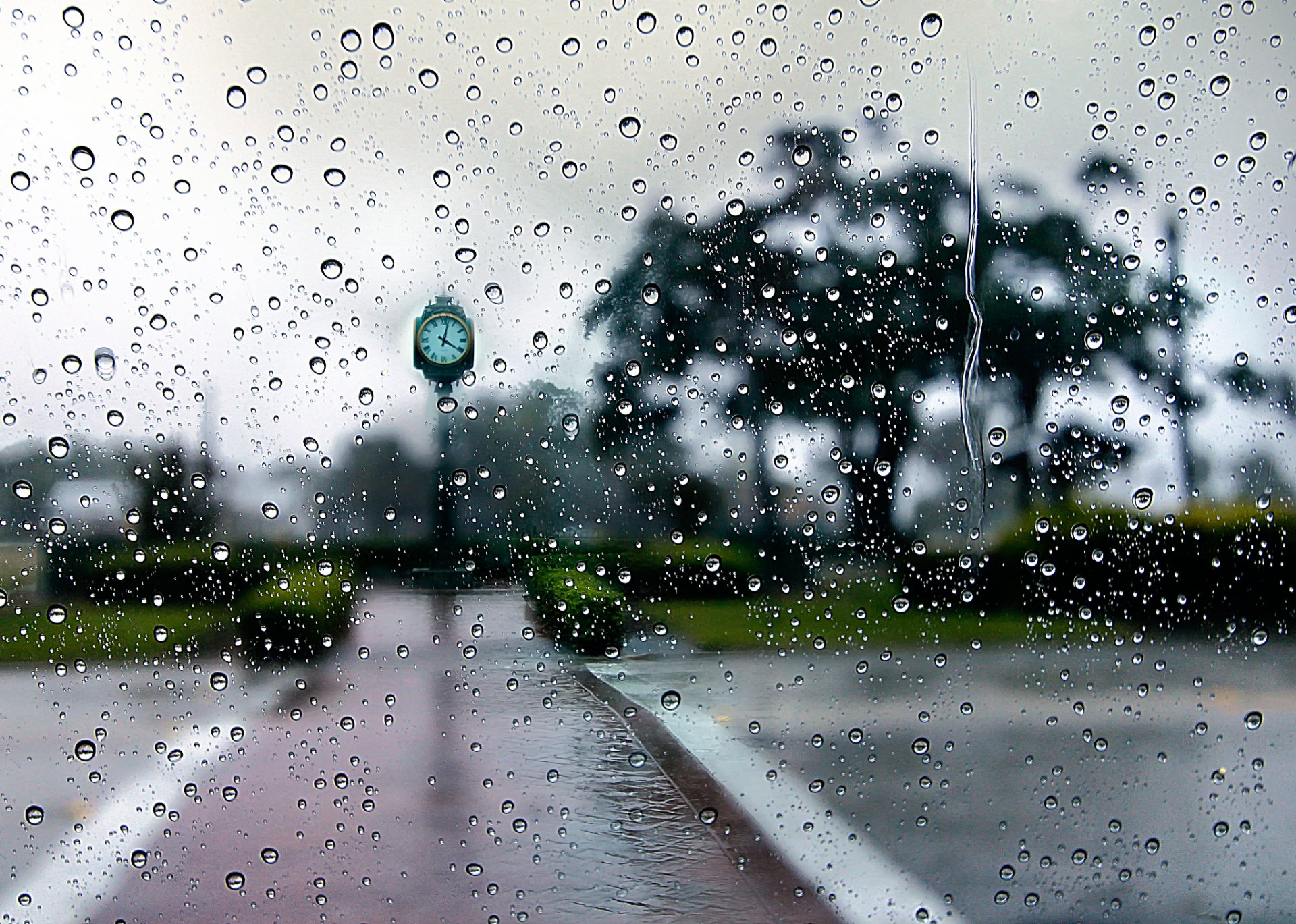 reloj gotas lluvia ciudad