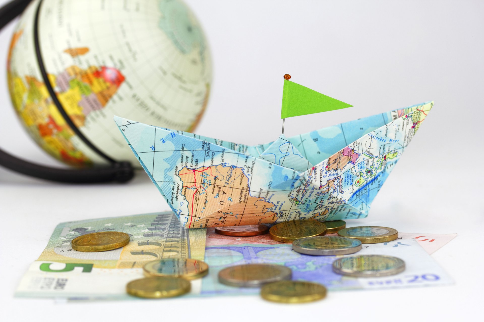 maritime composition globe carte papier bateau pièces papier argent créatif positif voyage bonne idée flou bokeh papier peint