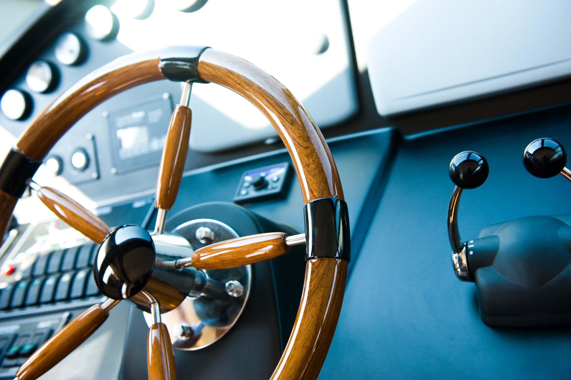 yacht pont cabine du capitaine cabine cockpit moteur yacht volant commandes outils été tourisme vacances voyage bonne idée macro flou bokeh fond d écran