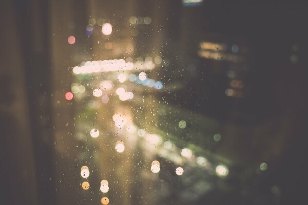 Виз из окна на ночной дождь