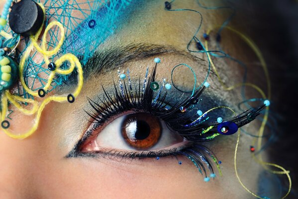 Macro foto de maquillaje brillante en tonos azul y amarillo