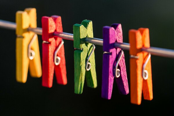 Pinces à linge multicolores accrochées à la corde