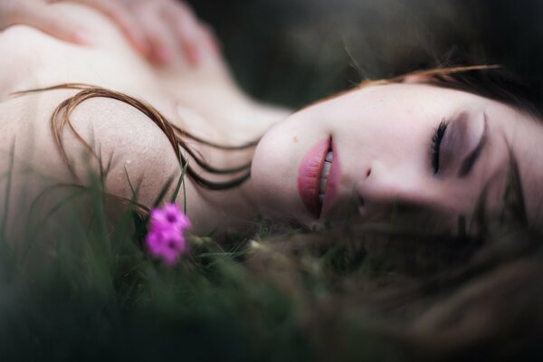 Modèle avec une fleur. Nature. Maquillage