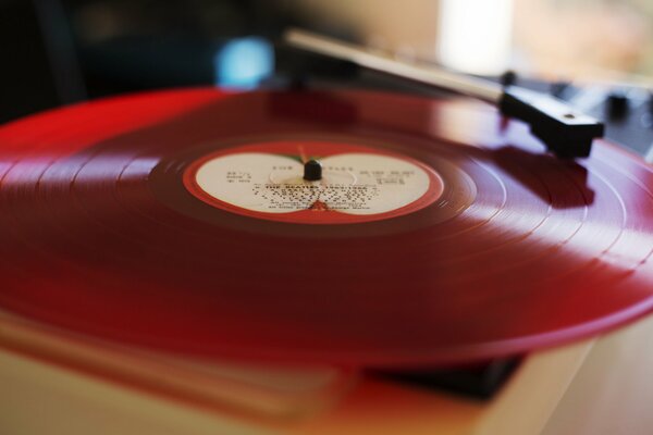 Disque rouge sur gramophone