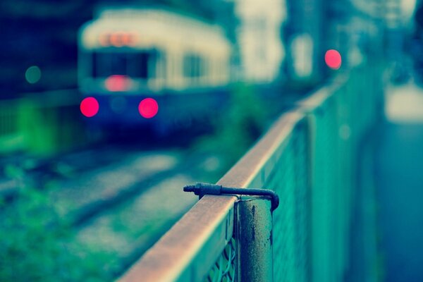 Le train approche de la plate-forme tôt le matin