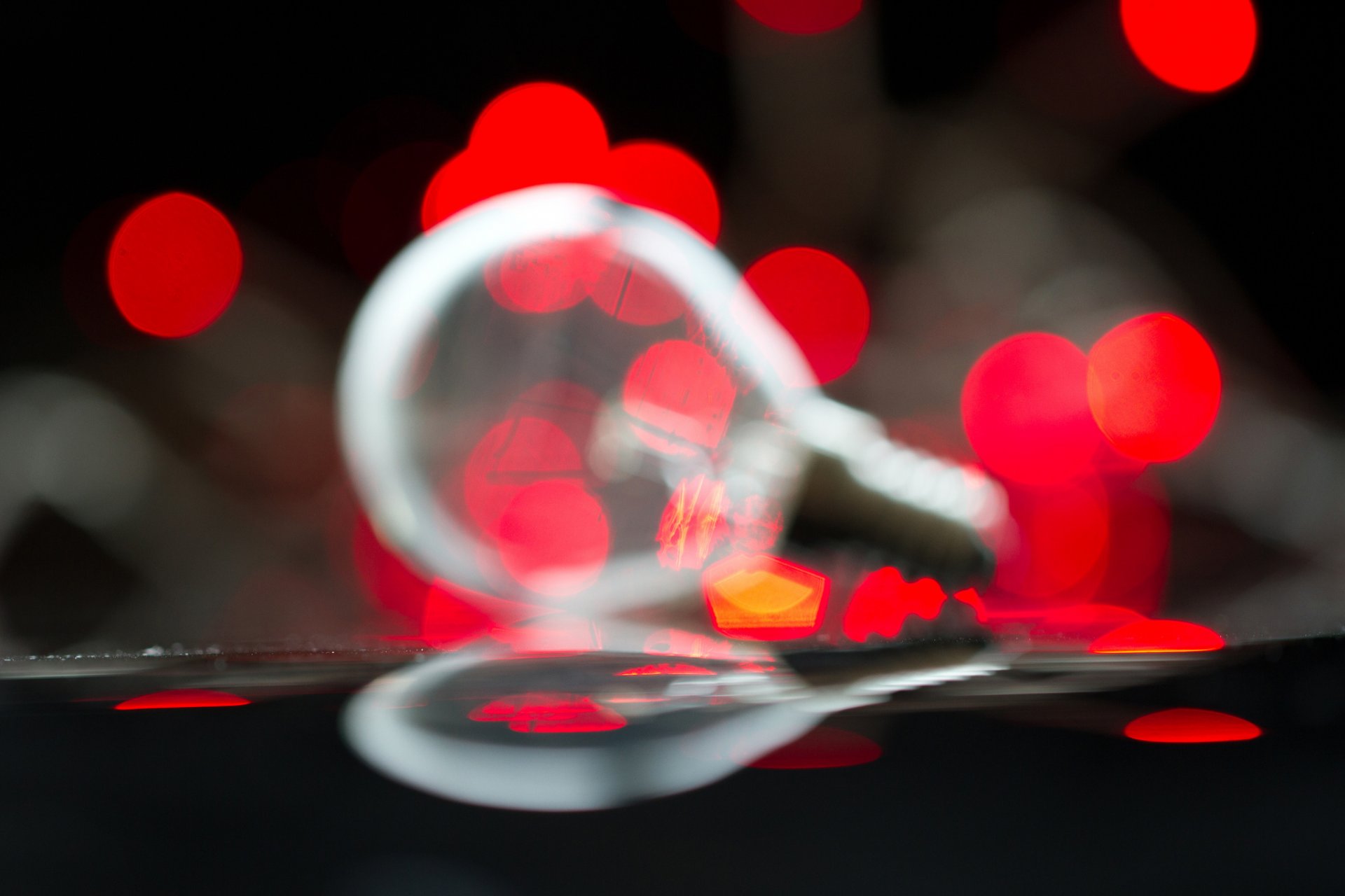 lampadina riflessione luce bokeh luci rosso macro