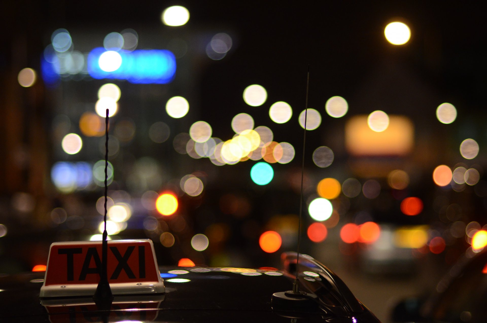 noche oscuridad luces luces luces de advertencia color rojo antena taxi números amarillos placa de identificación techo del coche coche auto letras noche coches