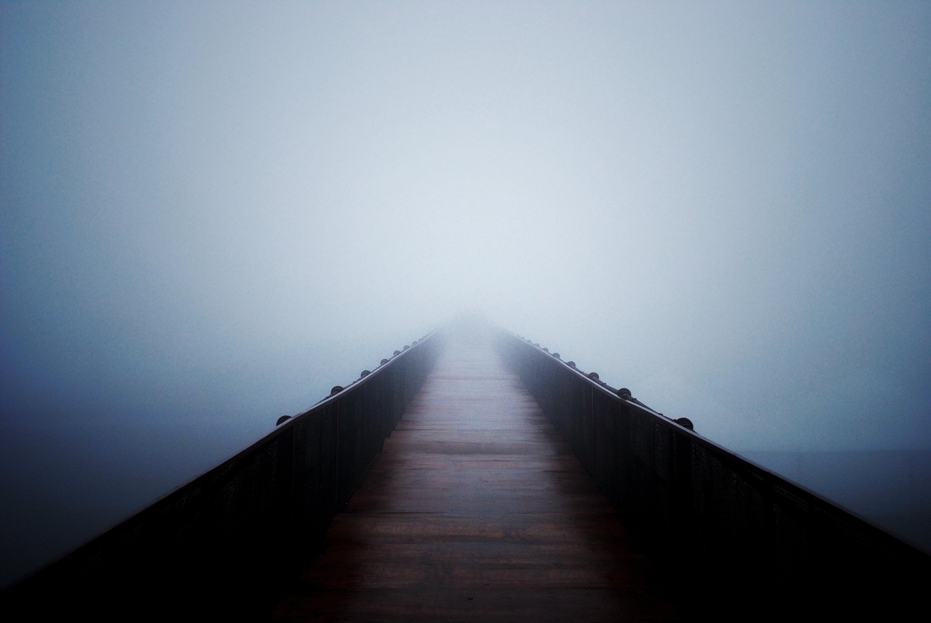 pont vide brouillard suspense sérénité