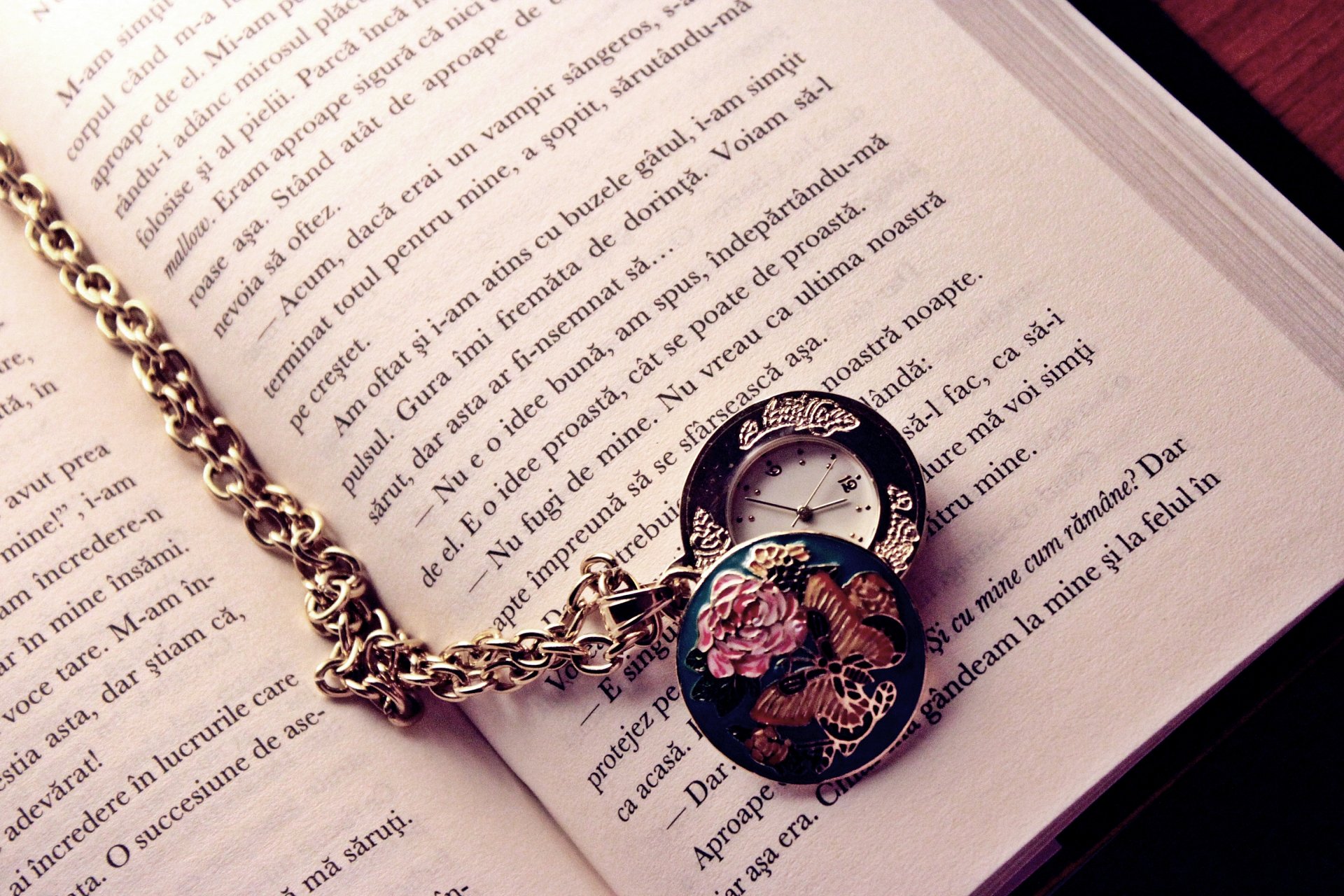 montre chaîne livre pages lettres flèches