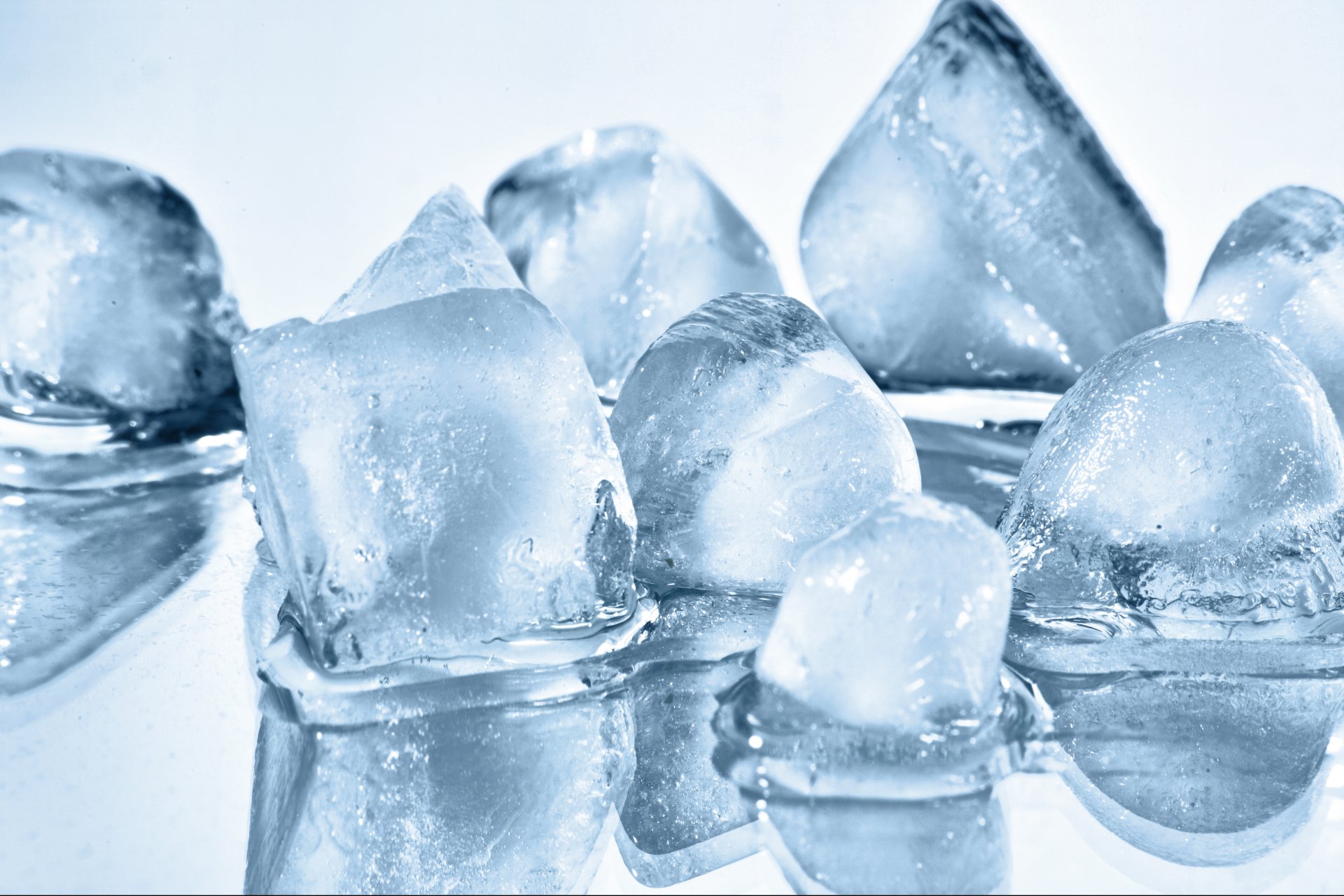 eau cubes glace gros plan réflexion