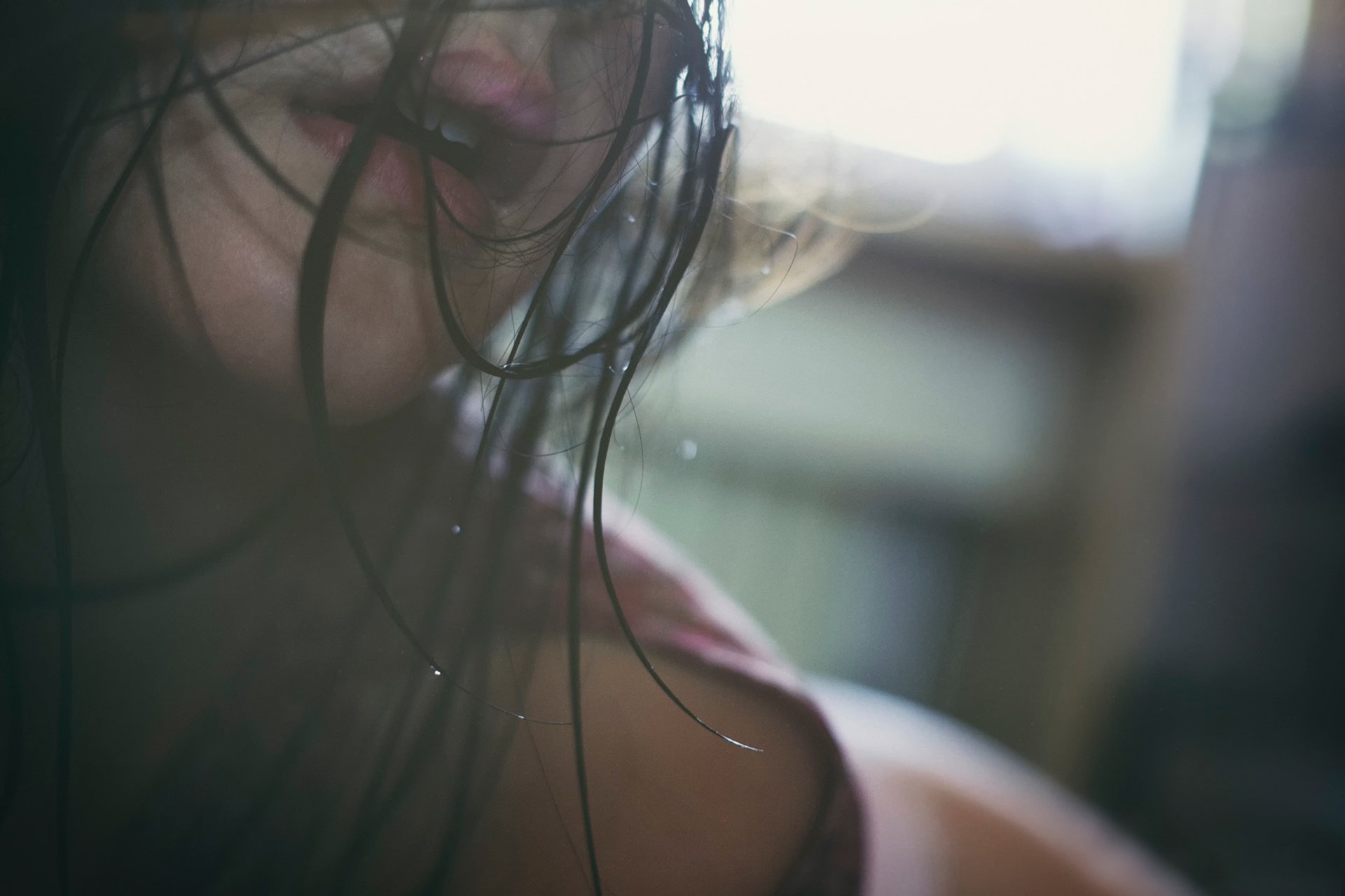 ponge teeth wet hair bokeh