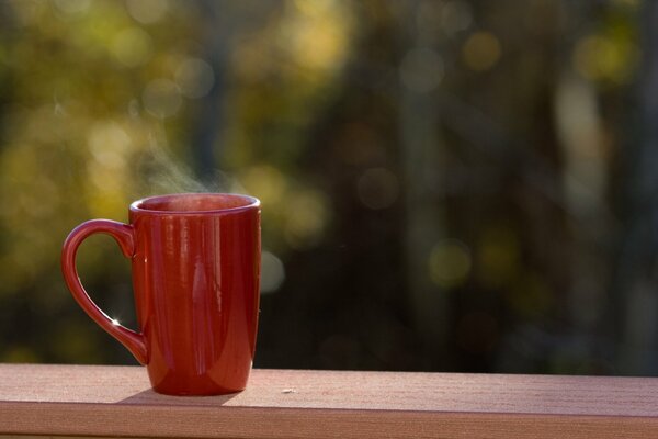 Ein verschlafener Morgen mit einer Tasse heißen Tee