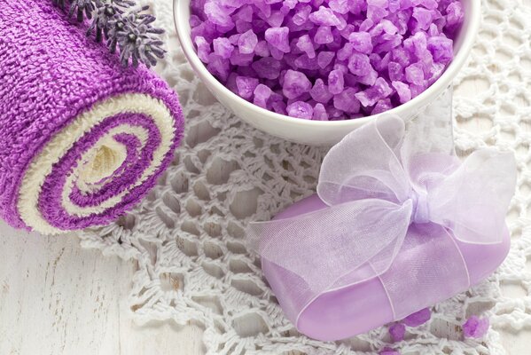 Sapone e sale da bagno color lavanda