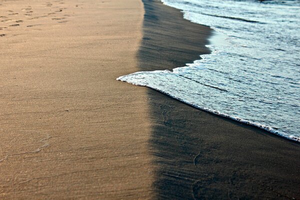 Meeresschaum am Sandstrand