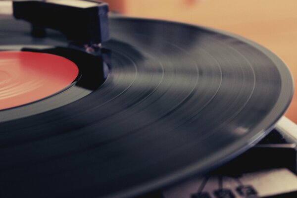 Le disque vinyle est mis en gramophone