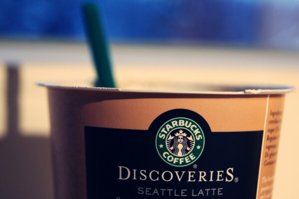 Taza de café de papel con logotipo de Starbucks