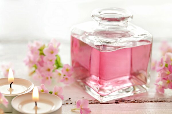 Rosa Parfüm in Fläschchen und Kerzen