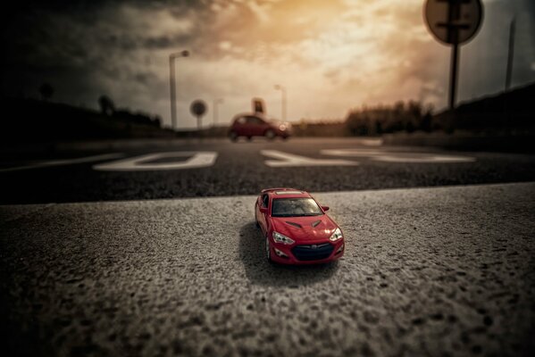 Coche deportivo rojo en la carretera