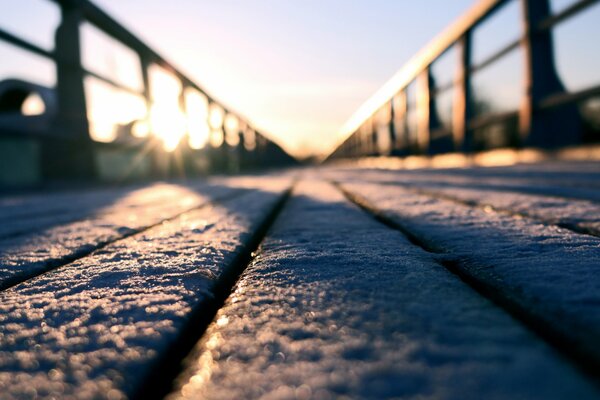 Puente de nieve congelado en invierno