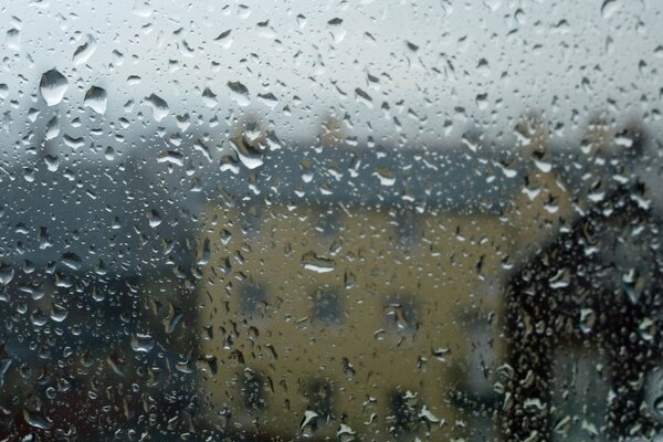 Le verre recouvert de gouttes de pluie