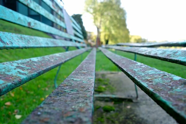 Banc bleu avec peinture écaillée