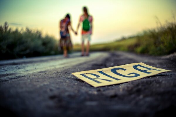 Placa en el fondo de una pareja en la carretera