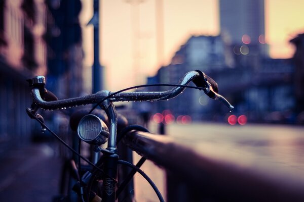 Vélo près de la rampe sur le fond de la ville du soir