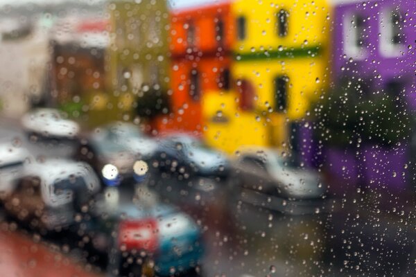 Blick aus dem Fenster auf die regnerische Straße