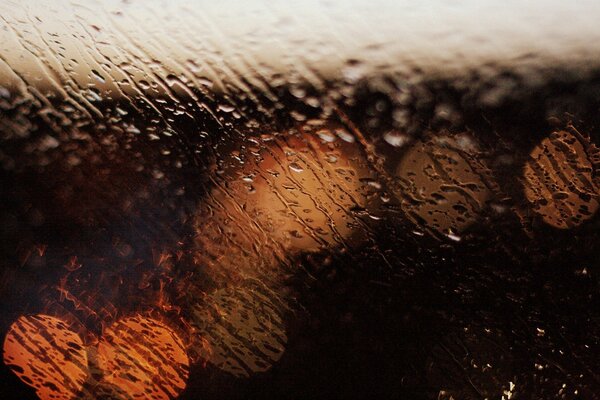 Gouttes de pluie floues sur verre