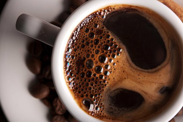 Morgenkaffee in einer schönen Tasse