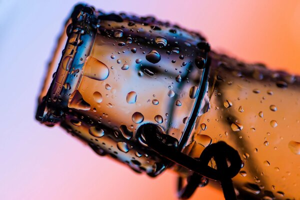 Gotas de agua en el cuello de la botella