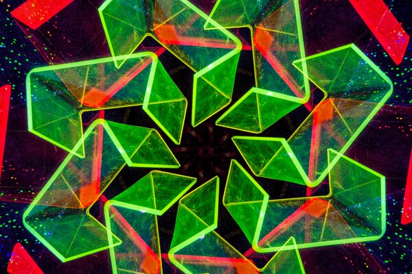 Three-dimensional pattern of colored diamonds