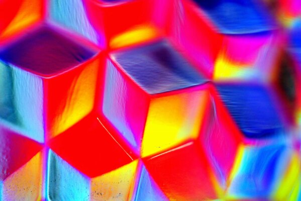 Szkło z trójwymiarowymi kolorowymi kształtami