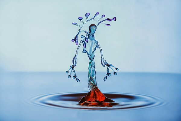 Plusk wody w postaci figurki człowieka
