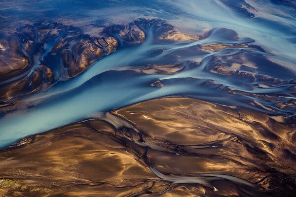 Volcanic dust and glacial mud flows