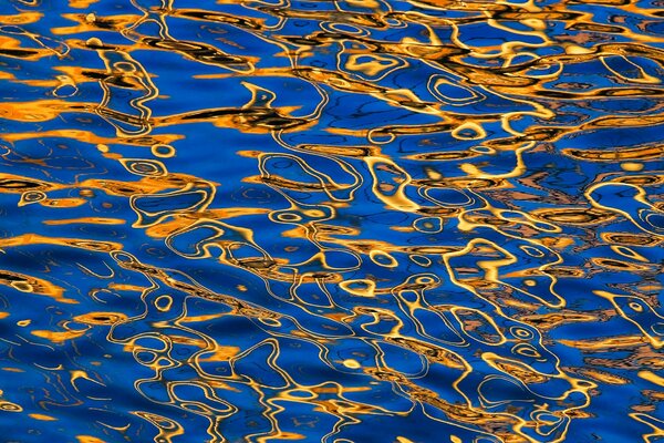 Reflets jaunes sur l eau bleue