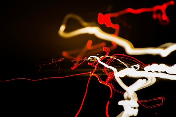 Linee rosse e bianche su sfondo nero