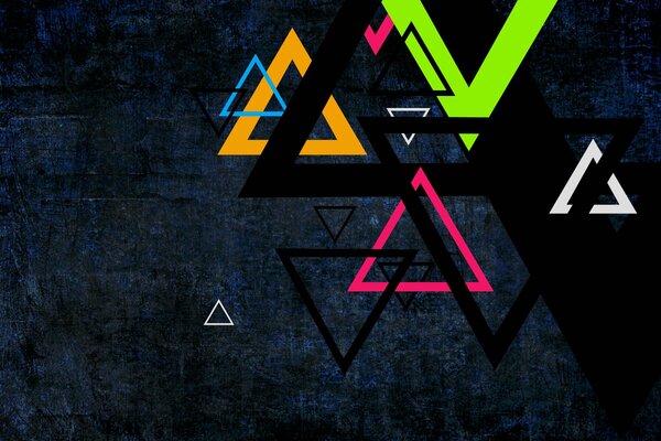 Разноцветные треугольники на темном фоне