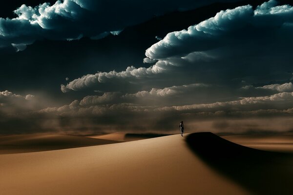 Schöner Himmel vor dem Hintergrund der Wüste