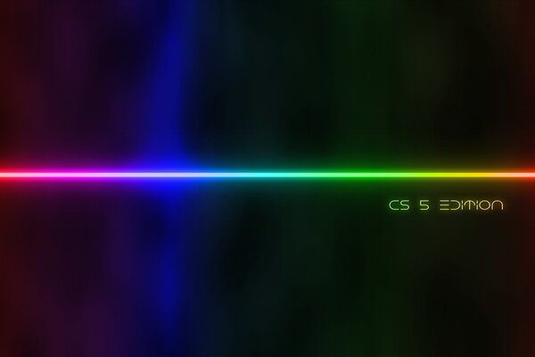 Ein Laserstrahl, der in allen Farben des Regenbogens funkelt und den dunklen Hintergrund horizontal kreuzt, der von diesem Strahl hervorgehoben wird