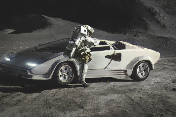 Ein Lamborghini und ein Astronaut auf der Mondoberfläche