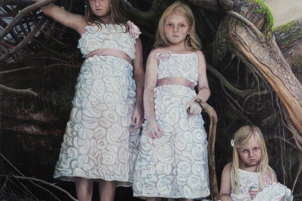 Tres niñas de pie en las raíces