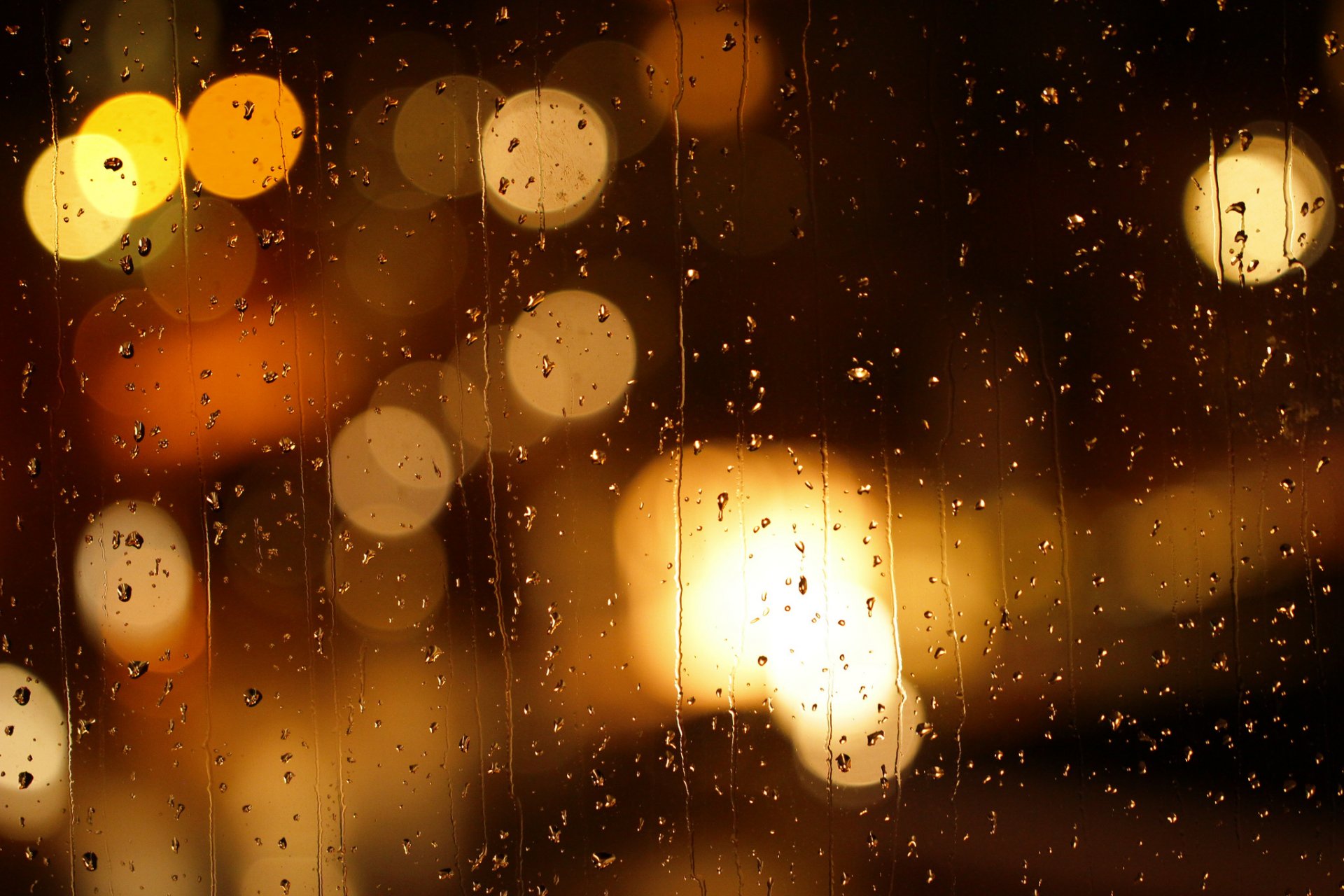pluie verre gouttes ruisseaux courir bokeh éblouissement flou lumières ville nuit soirée pluvieuse humeur tristesse