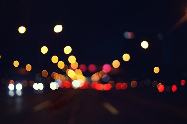 Bokeh night city ulica z samochodami