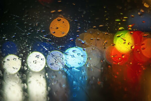 Gotas de lluvia multicolores en el vidrio