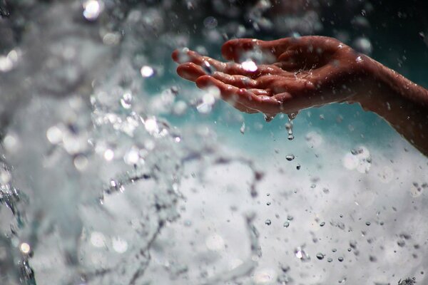 Drops of water are served wet on the hand