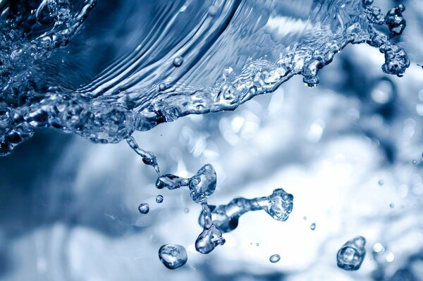 A splash of water in the macro approximation